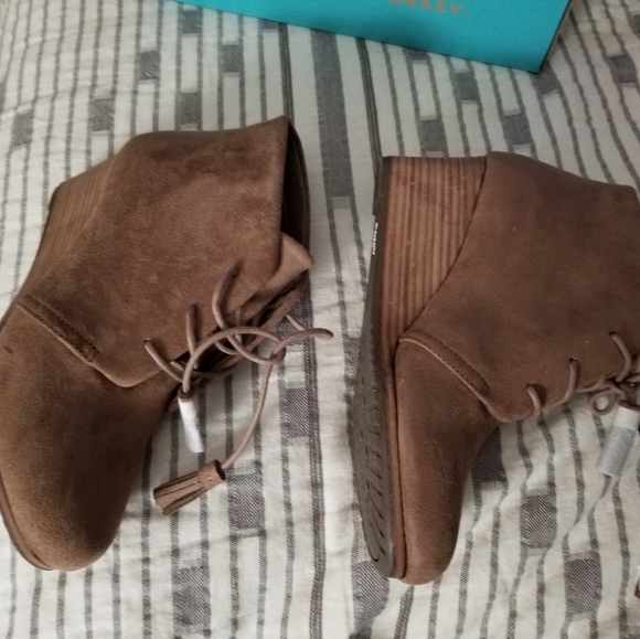 NIB Dr Scholls Womans Dakota Wedge Booties in Tan Micro Suede size 7. - Picture 7 of 10